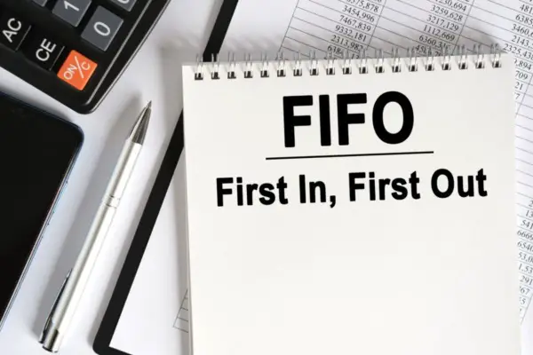 ¿Qué es el primero en entrar, primero en salir (FIFO)?  FIFO y todo lo que debes saber